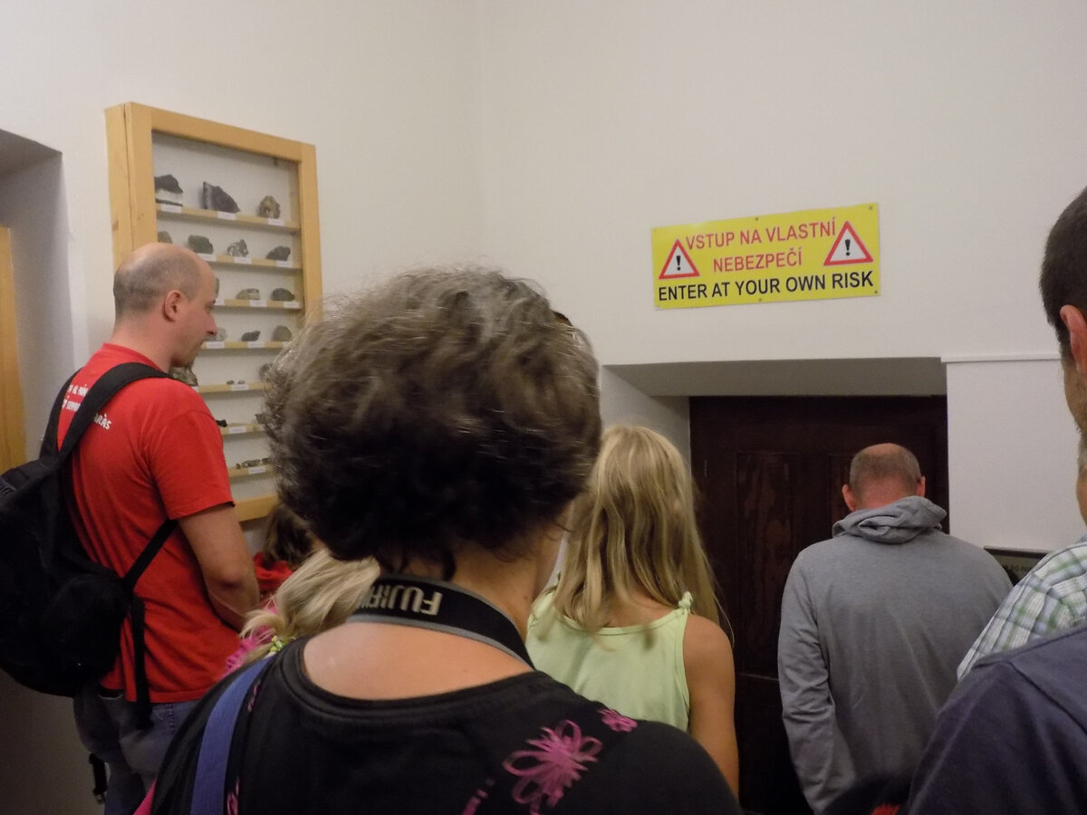 Надпись над дверью в катакомбы сообщает - мол, на ваш риск (фото из личного архива)