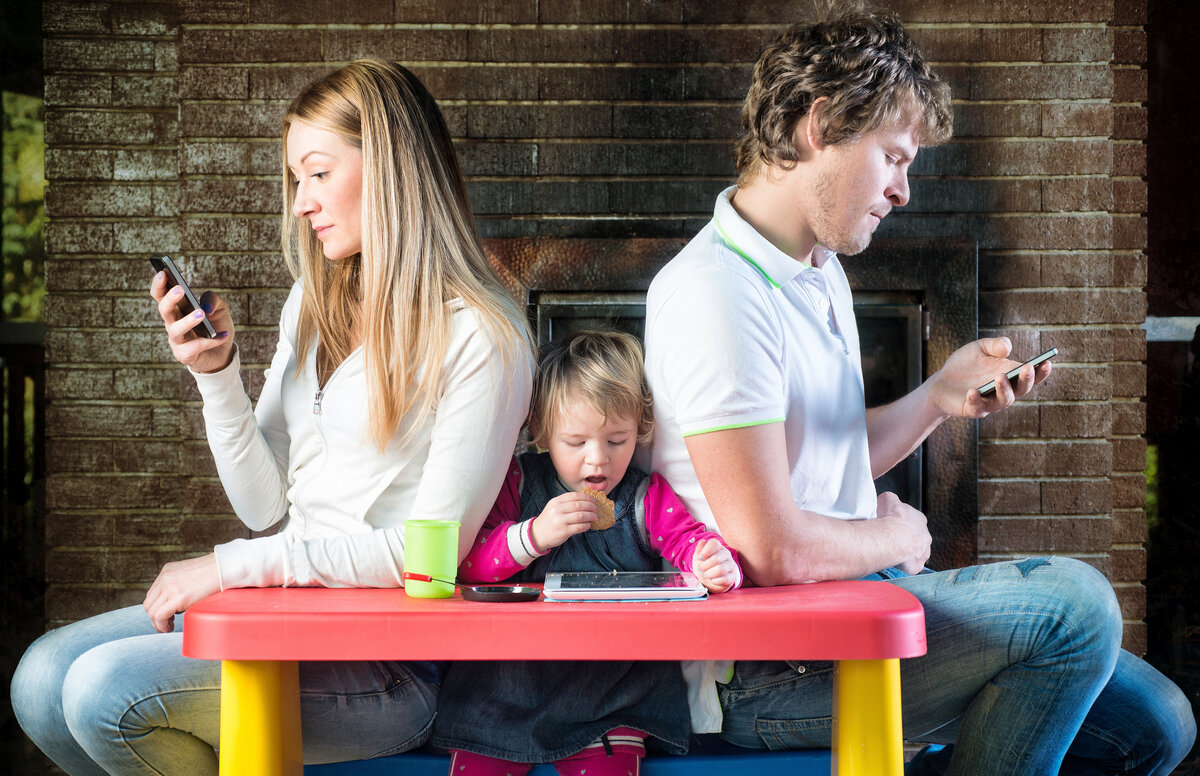 Надежная стена отчуждения между родителями и дочерью - гарантия того, что в будущем девушка порадует психологов стабильным заработком.  Фото с просторов Яндекса.