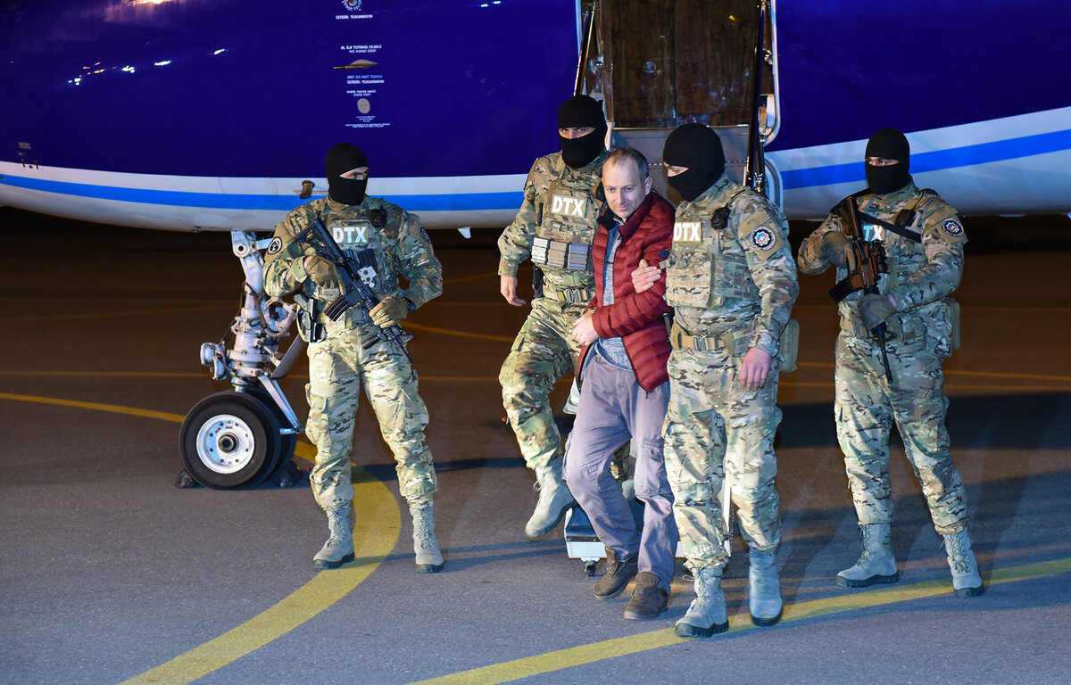 Лапшин в аэропорте Баку.