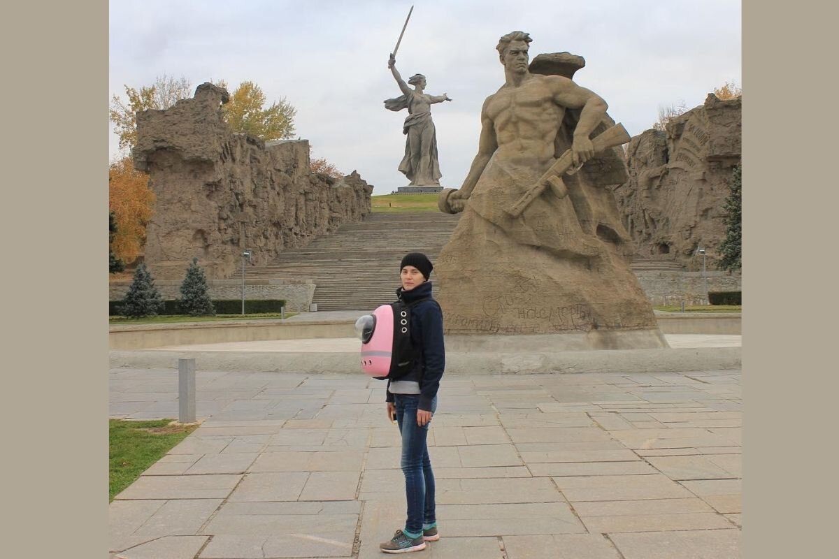 Монумент "Родина-мать зовёт", г. Волгоград. В рюкзаке наш кот Леопольд.