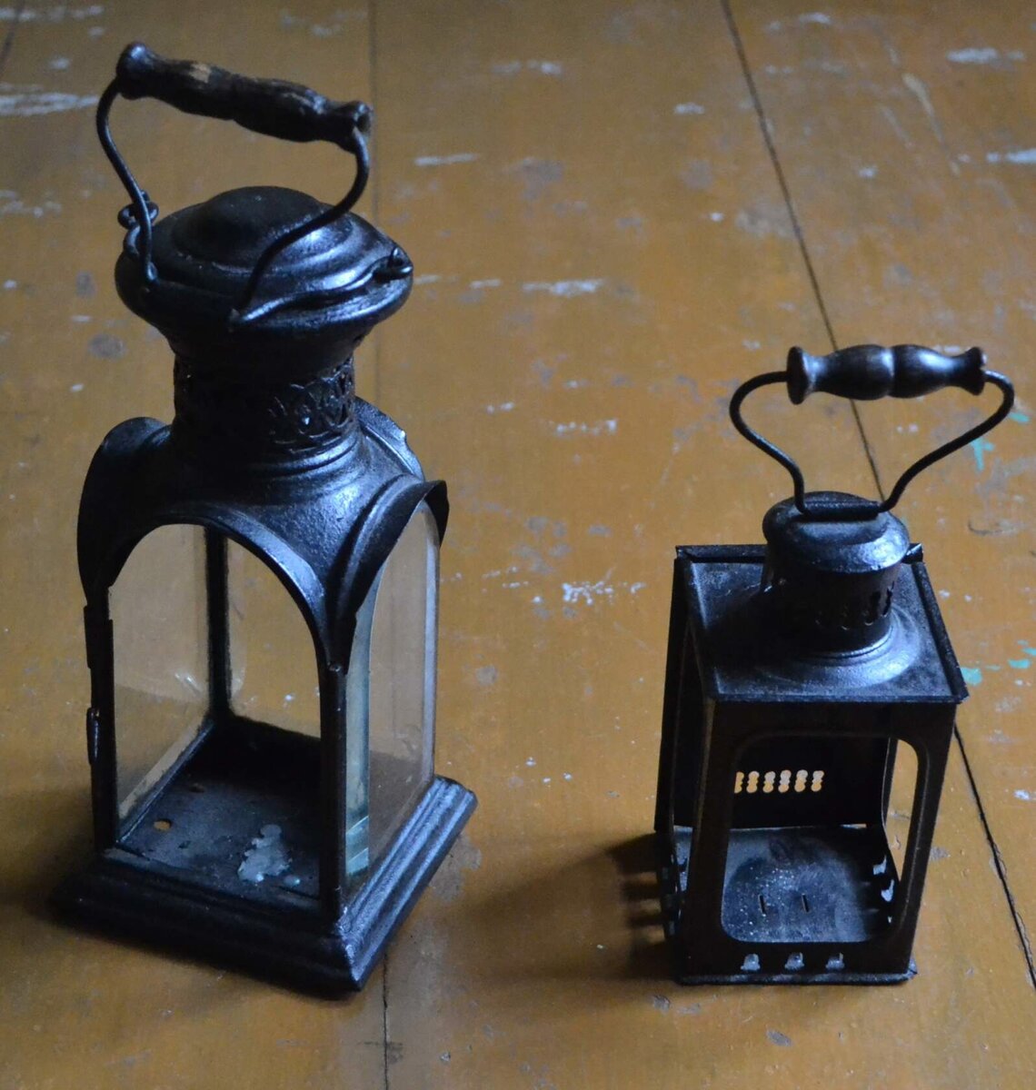 Железные фонари