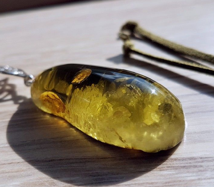 Кулон из зеленого янтаря