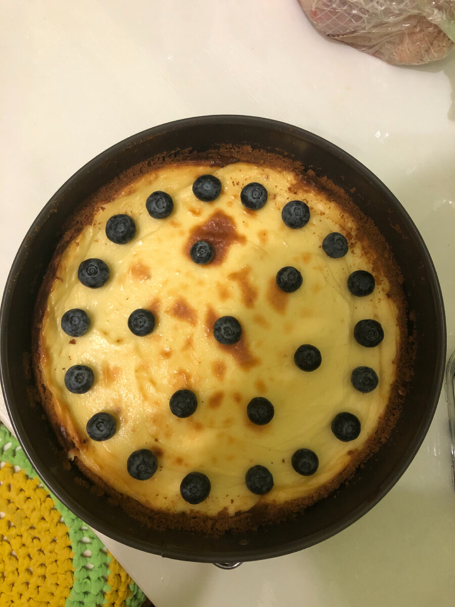 Сверху чизкейк можно украсить ягодами, шоколадом, чем то, что вам нравиться.