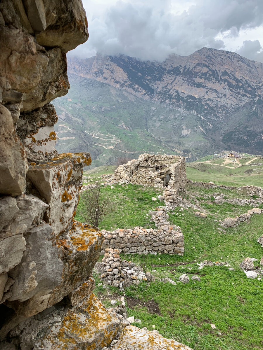 Вид на остатки домов села Ханаз, открывающийся из башни. Фото автора