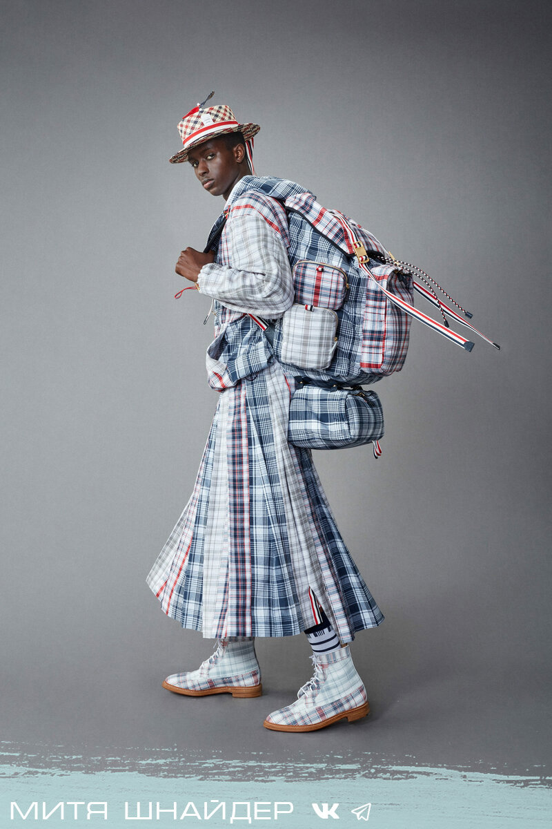 В 90-ые видимо в таких рюкзаках челноки привозили вещи. Расцветка точно с тех времен. 