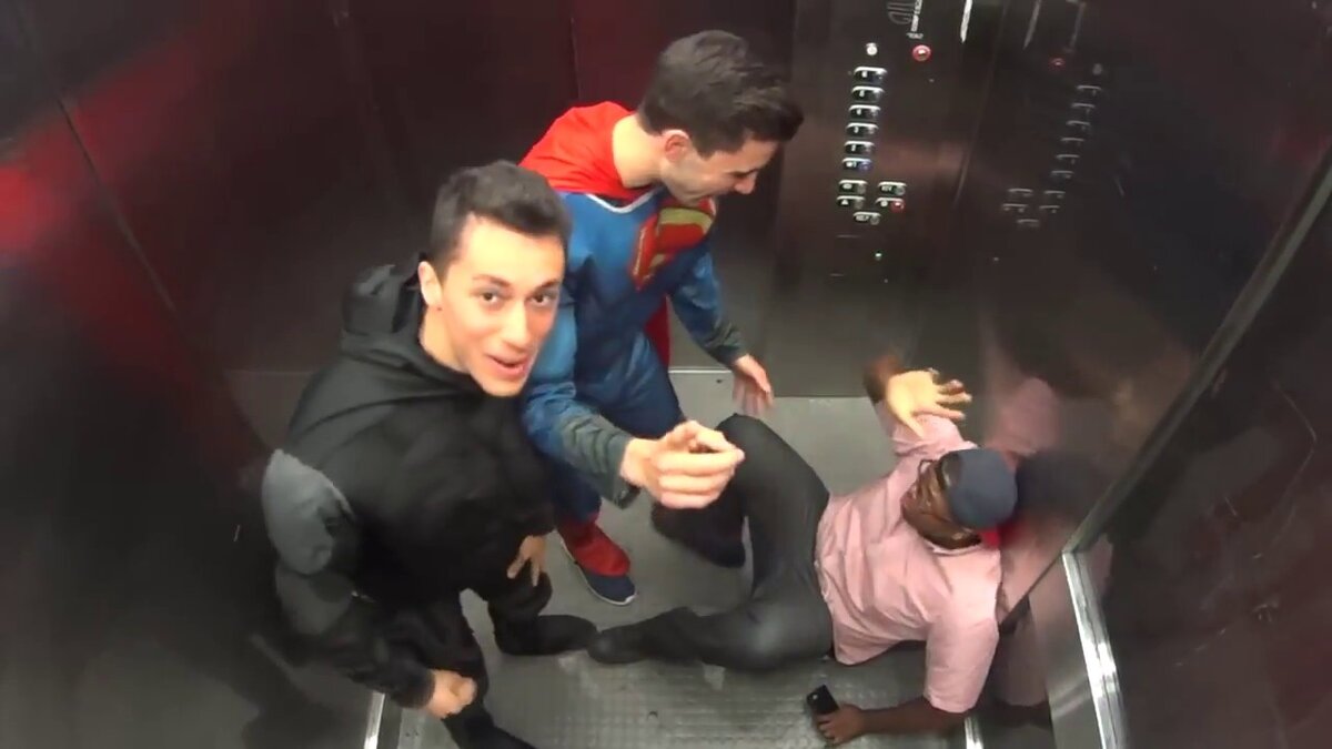 Самооборона в лифте