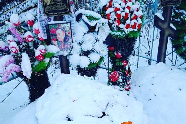Умершие с дома 2 фото именами. Могила Полины Сергиенко погибшей в Новочеркасске. Могилы детей погибших в Новочеркасске.