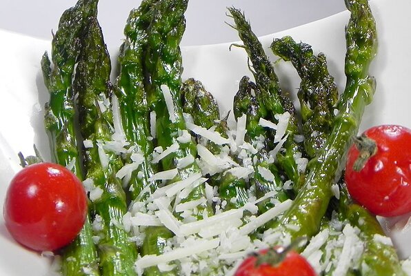 На Порцию: 199 калорий; белок 7,8 г; углеводы 4,1 г; жир 17,5 г; холестерин 19,3 мг; натрий 247,7 мг.