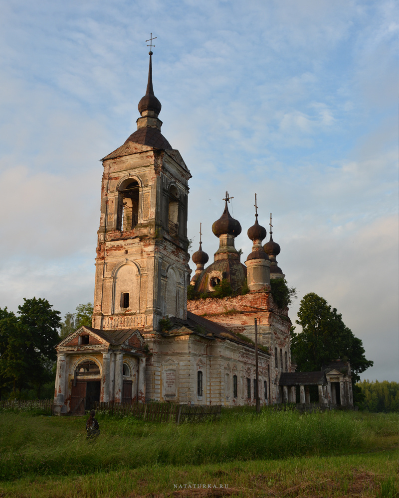 Тихвинская церковь в Синёво-Дуброво вероятно заброшена очень давно, на pastvu.com мне попадалось фото 1970-х гг., где состояние храма уже довольно плачевное…