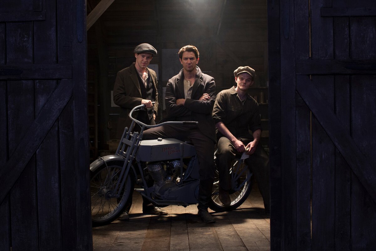 Сериал харлей и братья дэвидсон. Харли и братья дэвидсон сериал. Фильм харли и братья дэвидсон. Сериал братья дэвидсон. Харли и дэвидсон 2016.