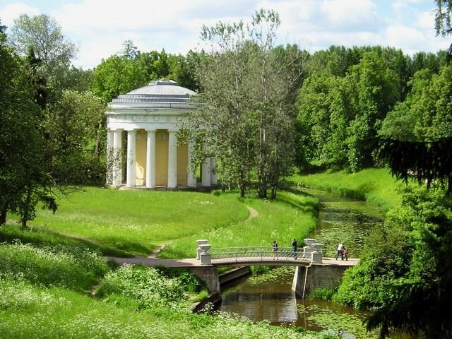 Па́вловск — город, внутригородское муниципальное образование в составе Пушкинского района города федерального значения Санкт-Петербурга России. Расположен на реке Славянке в 25 км к югу от центра Санкт-Петербурга и в 3 км к юго-востоку от районного центра города Пушкин. Железнодорожная станция Павловск - Википедия