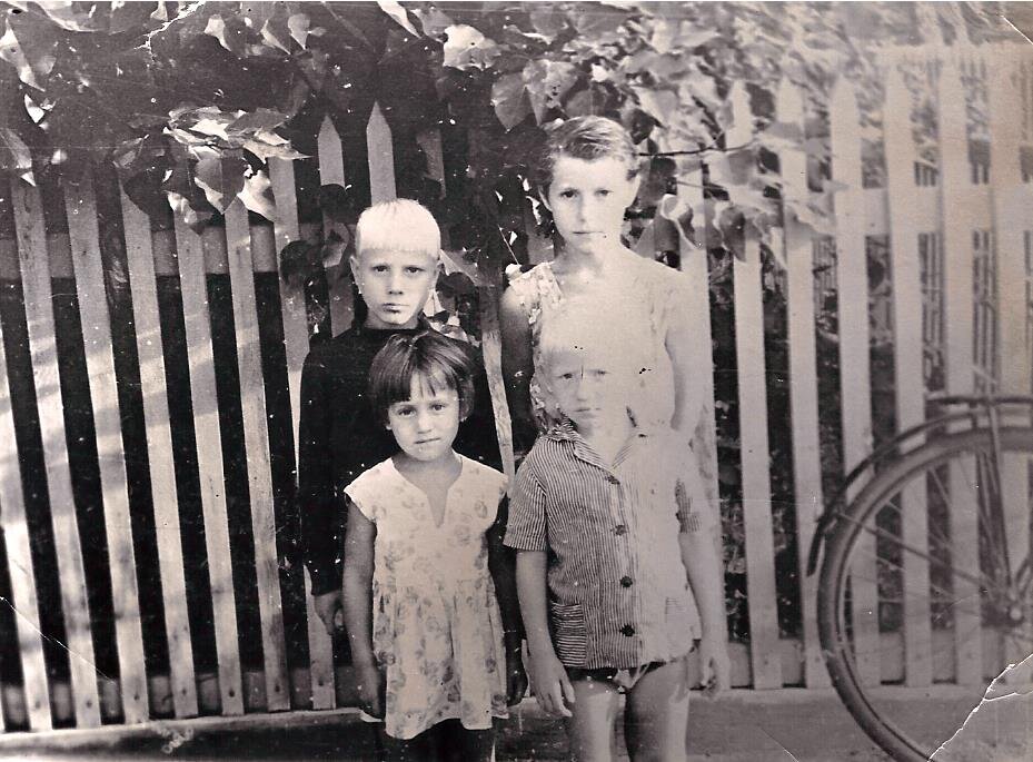 д. Михайловщина. Возле родового дома с двоюродными братьями и сестрой