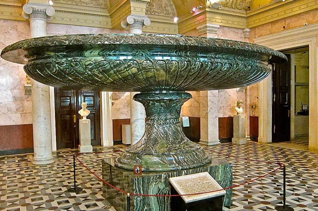 Ваза, изготовлена камнерезами Алтая. Находится в Эрмитаже.