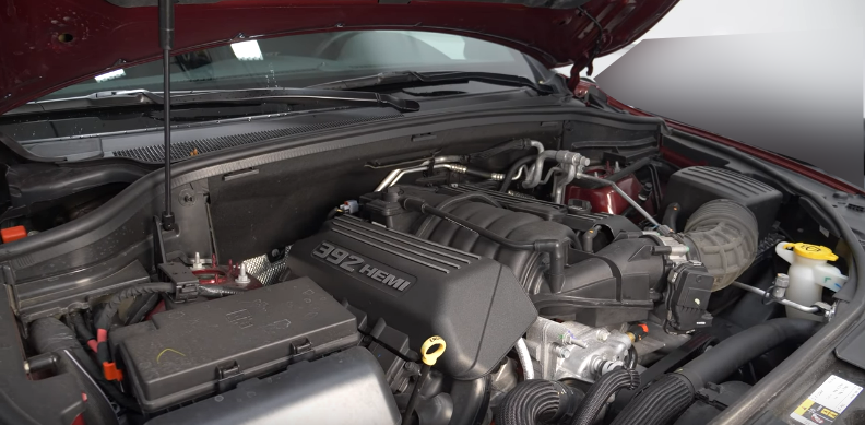 Подкапотное пространство в комплектации SRT с двигателем Хэми.