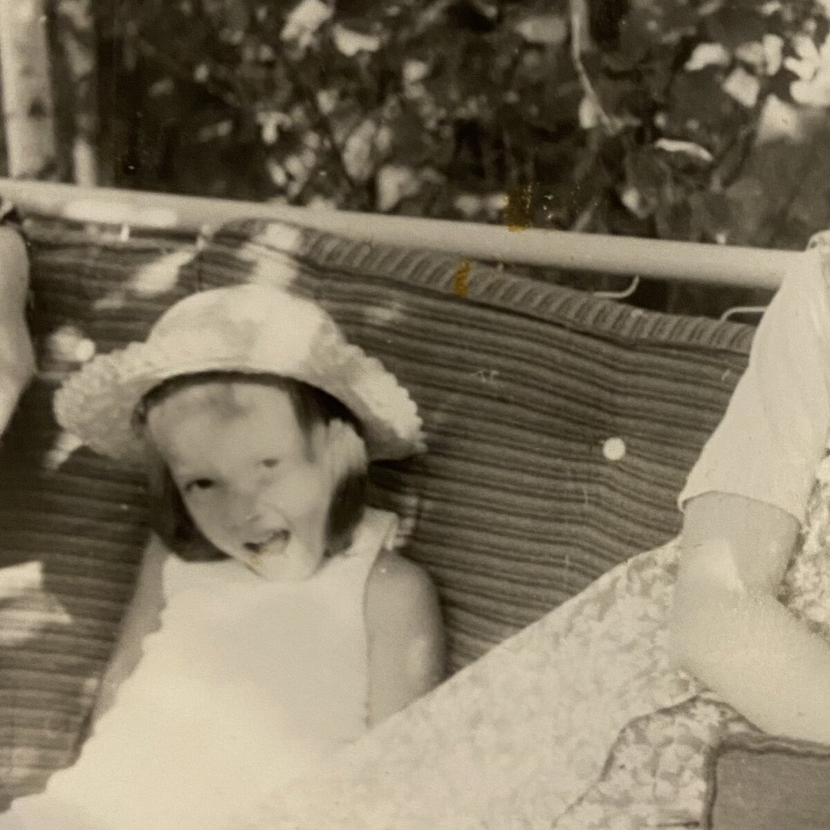 Старый бабушкин сад. Это я, как обычно, в шляпе))