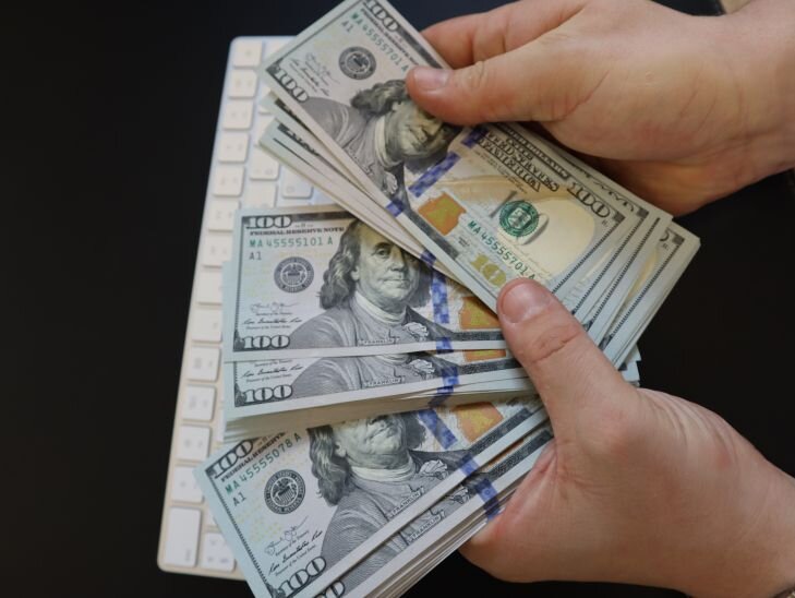 уронить деньги - к проблемам