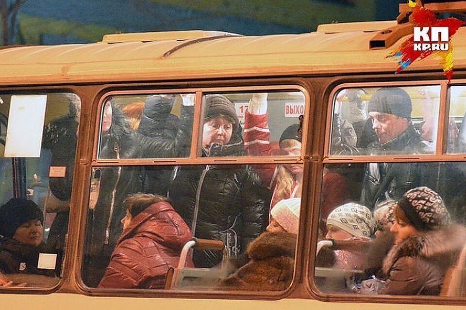 В окне автобуса поплыл. Люди в автобусе. Вид из автобуса. Окно троллейбуса. Переполненная маршрутка.