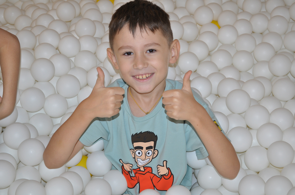 У нас праздник всегда проходит в два этапа, один день мы накрываем стол дома с бабушками и дедушками. Ни чего особенного все то же Оливье, шуба, холодец и прочее. Торт у нас был медовый, собственного приоизводста 