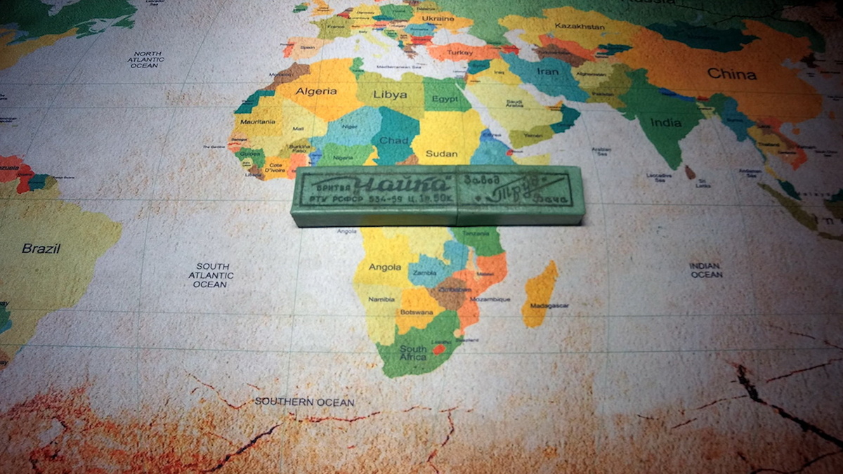 Такая вот зелёная коробочка, насколько знаю - бывали и других цветов