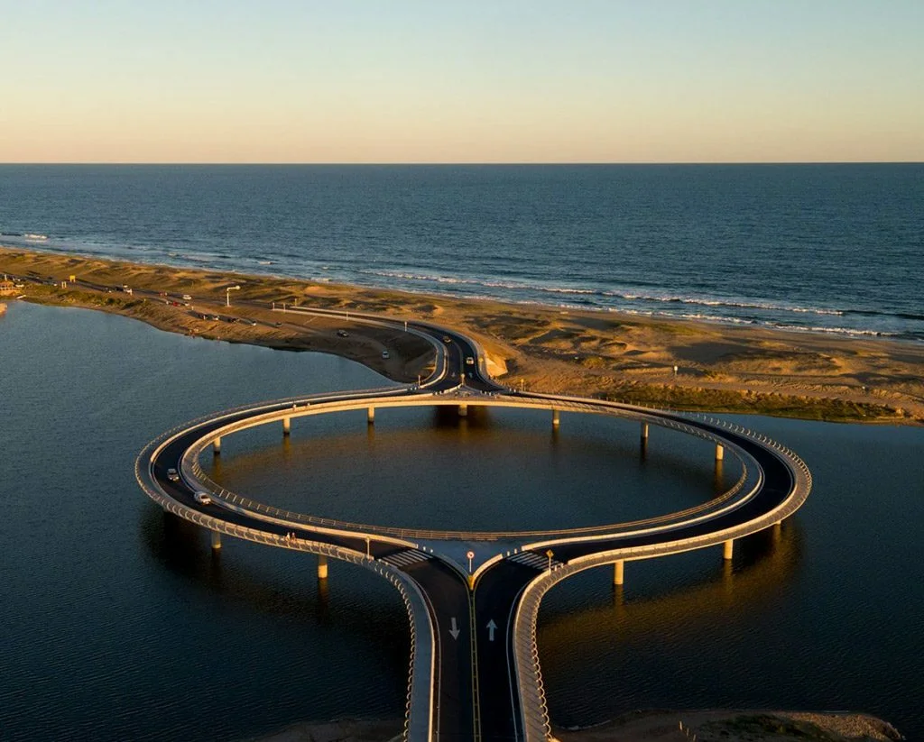 В Уругвае построили круглый мост, когда могли обычный. Зачем? Причина вас удивит 