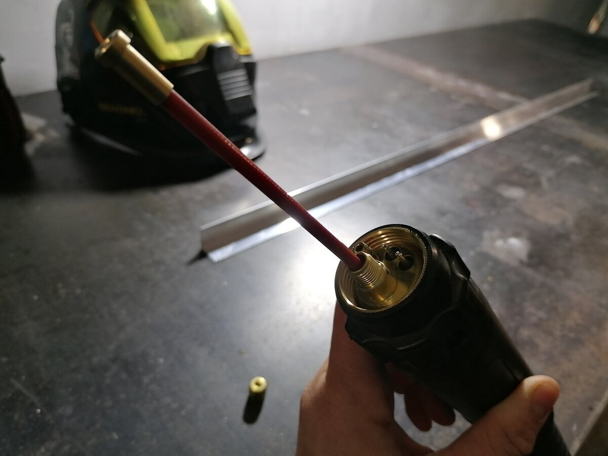 Выкручиваем латунный колпачок и вытягиваем металлическую спираль