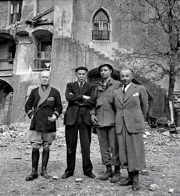 Морис Гамелен, Мишель Клемансо, неизвестный американский солдат и Поль Рейно во дворе замка после снятия осады