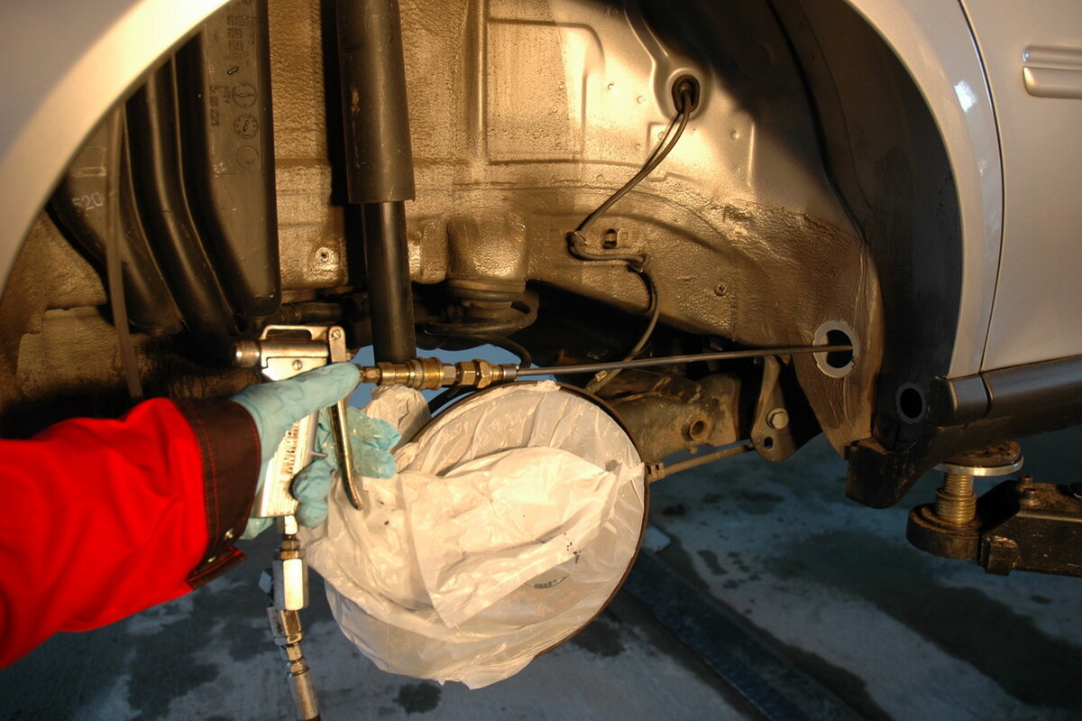 Поэтому во многих отраслях стоят задачи быстрой и одновременно - филигранно точной доставки разнообразных технических жидкостей в нужную (часто труднодоступную) область машины или механизма. Здесь требуются специальные трубки, насадки, сопла и тому подобная оснастка. И лишь тогда техника начинает работать как положено.