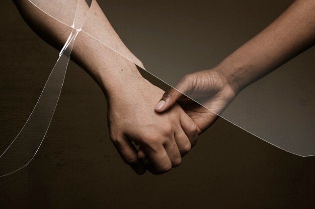 https://ru.freepik.com/free-photo/broken-relationship-with-cracked-glass-effect-and-people-holding-hands-behind_17592589.htm#page=1&query=%D1%81%D1%81%D0%BE%D1%80%D0%B0&from_query=%D0%B8%D0%B7%D0%BC%D0%B5%D0%BD%D0%B0&position=6&from_view=search