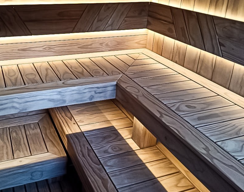 Парная отделана фактурной, широкой доской - Новозеландская термососна. Фото © Мастер Бань и Саун 