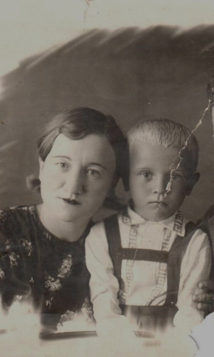 Тетя отца Марфа Алексеевна Мазур и Виталий Иванович Мельников, довоенное фото. Из архива В.В.Мельникова