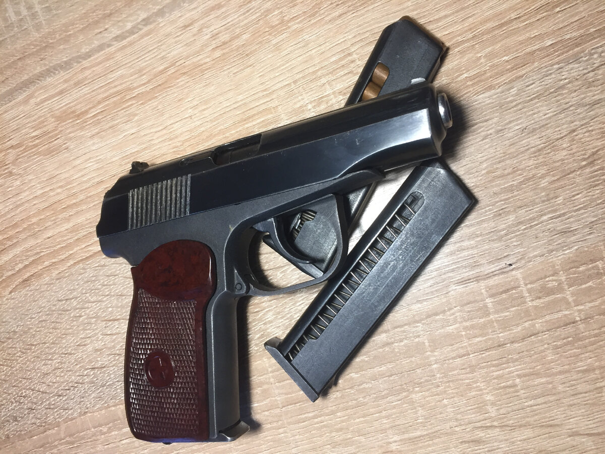 На тыльной стороне магазина виден выступ под защелку