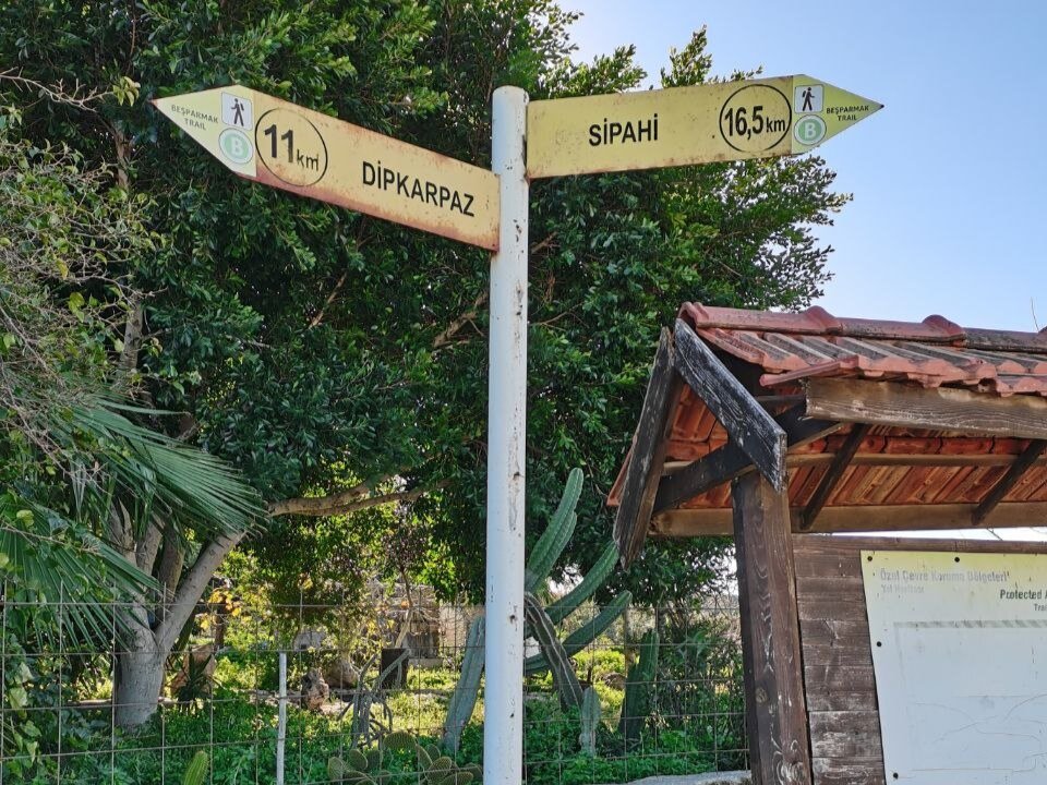 Указатели на тропе встречаются в основном у населенных пунктов и пикниковых зонах