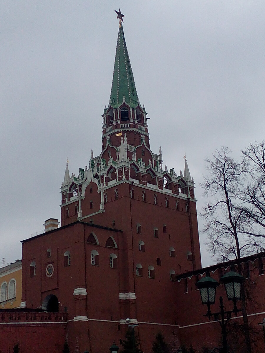 Московский кремль. Его мы часто наблюдаем с голубого экрана в ночь с 31 декабря на 1 января