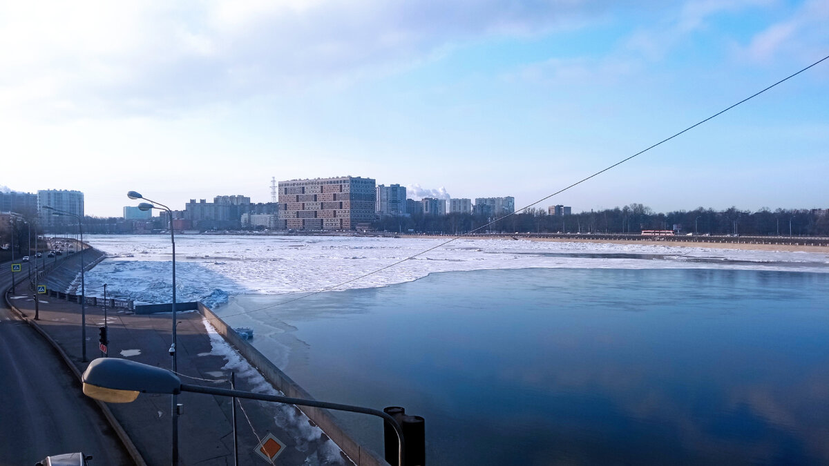 ФОТО АВТОРА, как и все последующие. 30 марта 2022. Утро, 9 часов.  Вид с ЛЕВОЙ стороны Володарского моста в сторону Ивановской улицы.  