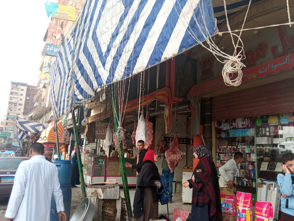 Это еще не деревня, а ближайший город. Народу много, люди скупаются - несколько дней до начала Рамадана. Обратите внимание на мясные туши)