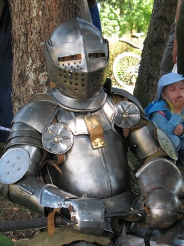 Лидия Губарева в доспехах перед бугуртом. Фото из ее личного архива