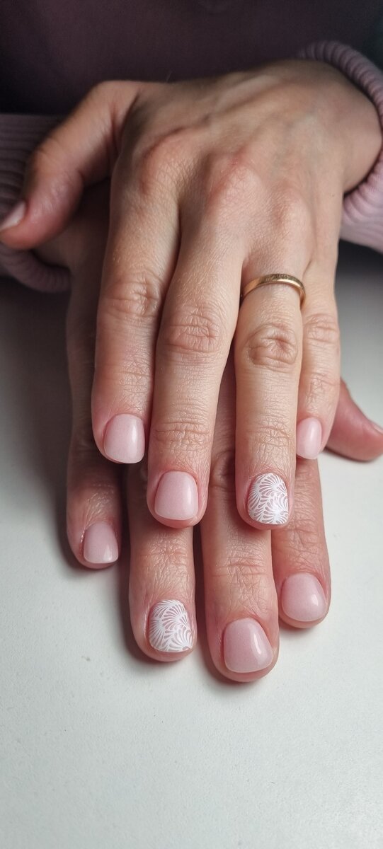 Готовый результат. Маникюр выполнен в аппаратной технике. Покрытие гель-пудра Ne'lak.