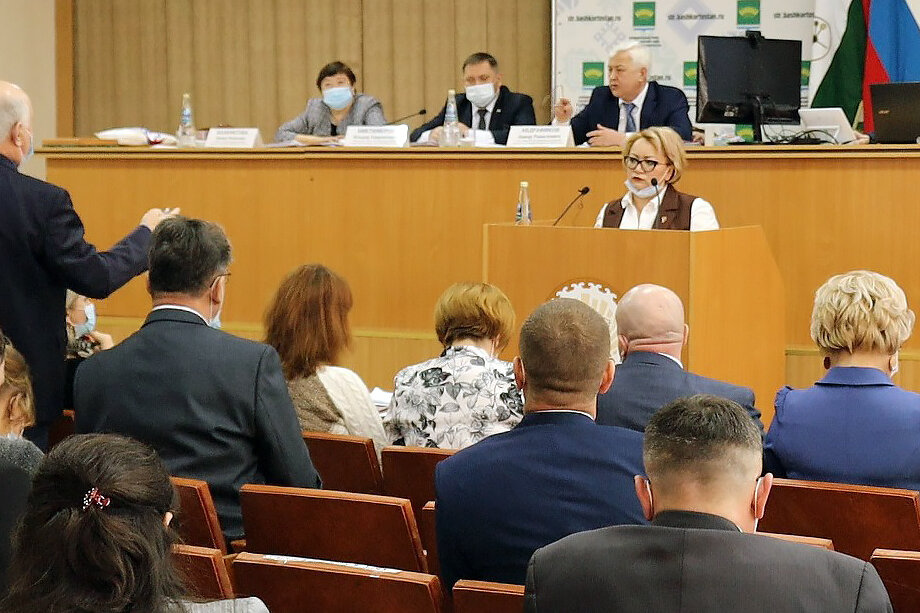 И.о. главы Стерлитамакского района назначена Лилия Шайхутдинова (выступает на трибуне). Фото: страница Администрации Стерлитамакского района в соцсети «ВКонтакте»