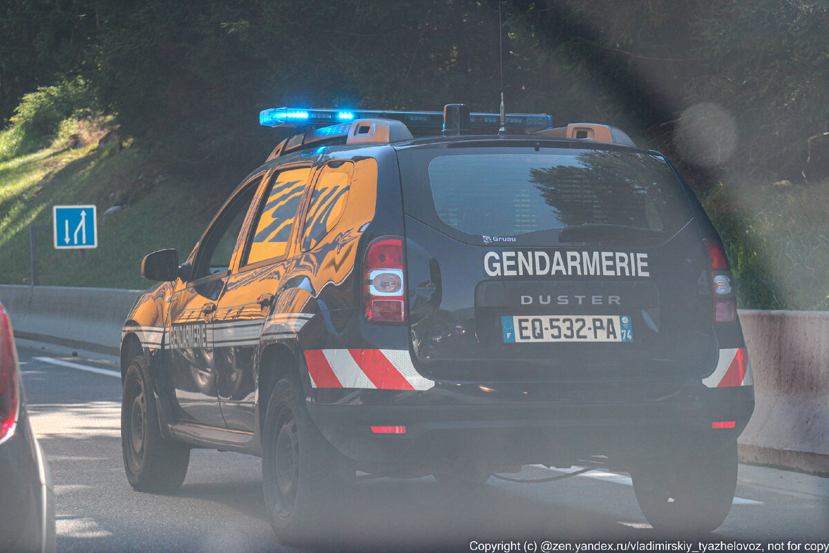 Дорожная полиция во Франции катается на Дастере на штампах;)