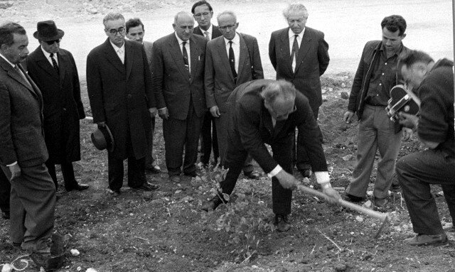 Оскар Шиндлер сажает деревце в парке Яд Вашем. Вероятно единственная работа, которую он проделал за всю свою жизнь. 