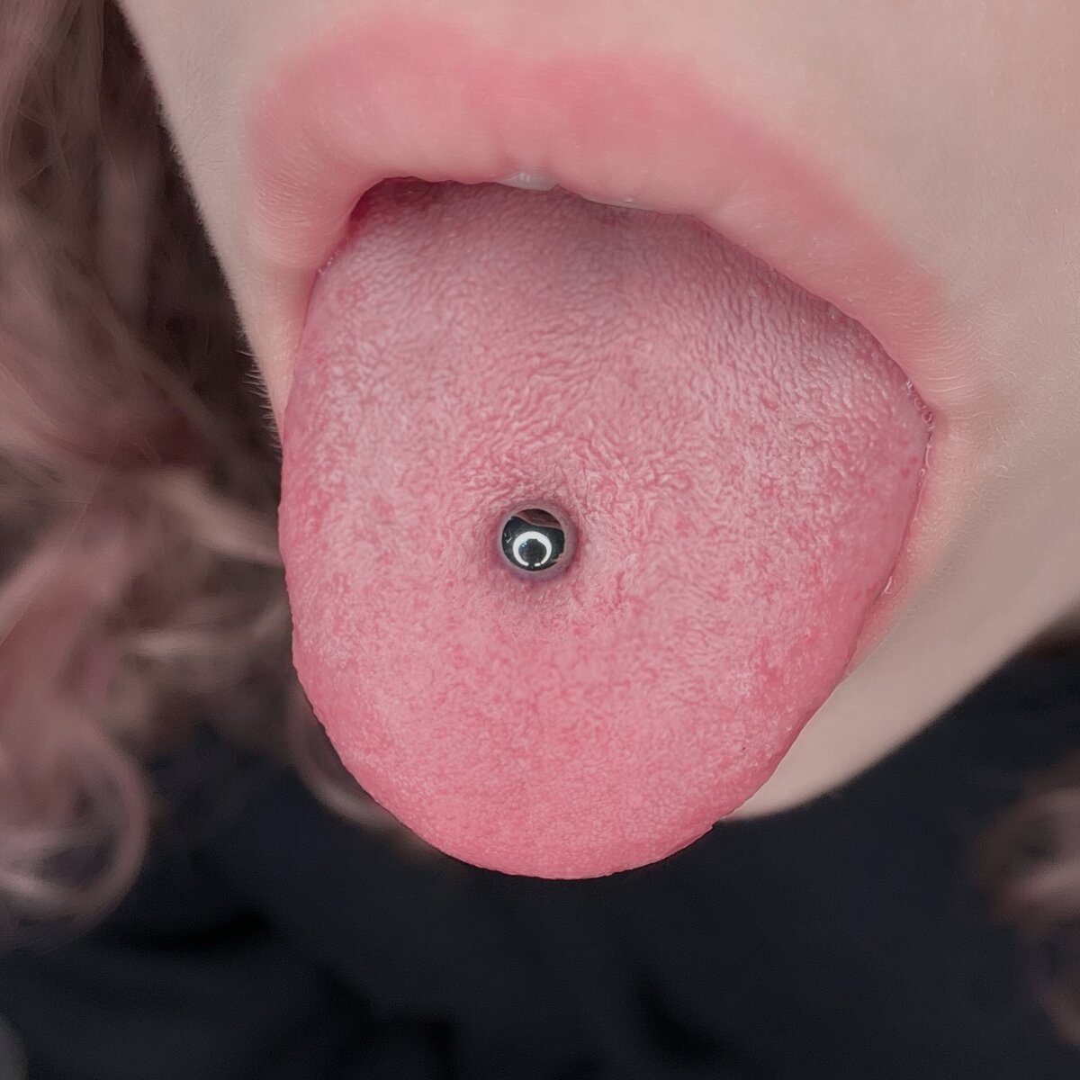 Свежий прокол языка с базовым титановым украшением 