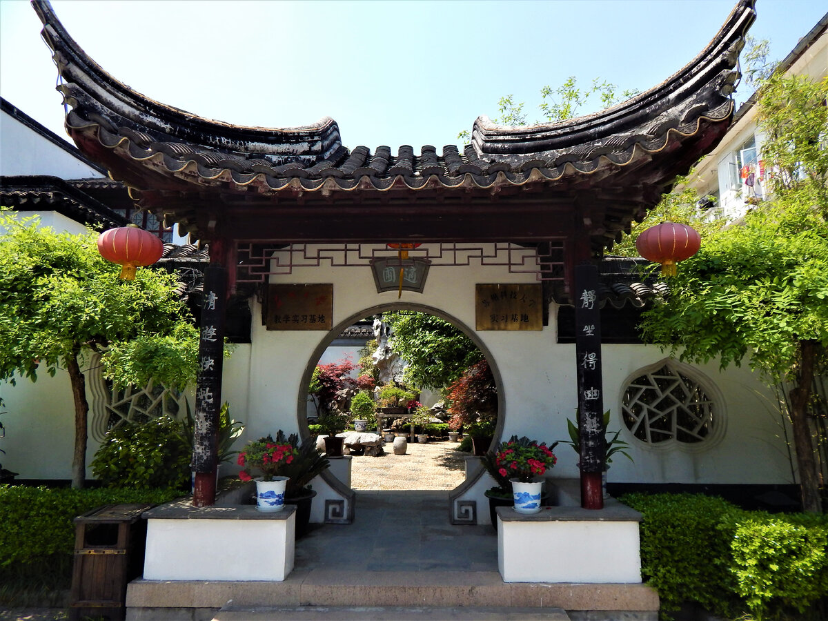 Лунные ворота на входе в китайский сад. Сучжоу