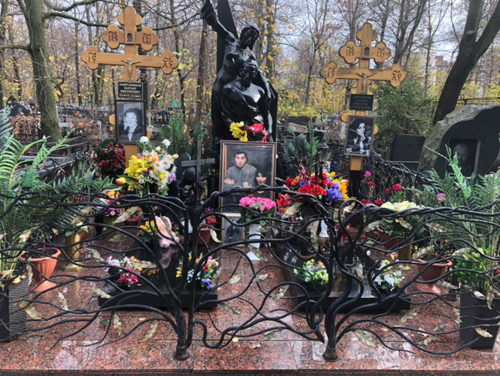 Где похоронен сын моргуновой светланы. Джуна Давиташвили могила. Ваганьковское кладбище Джуна. Джуна Давиташвили могила на Ваганьковском кладбище. Могила Филатова на Ваганьковском кладбище.