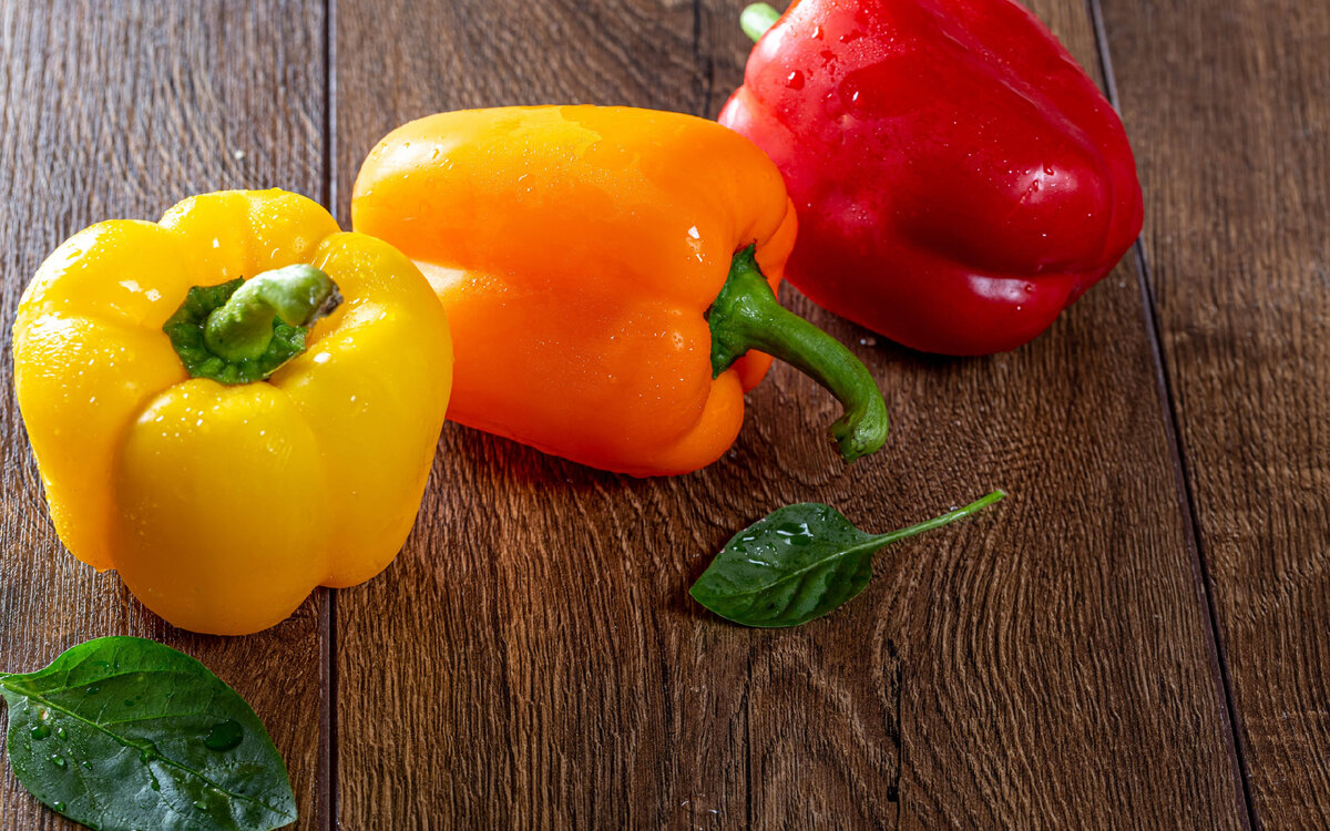  В сезон овощей и фруктов желанным гостем на нашем столе становится болгарский перец. Всем известно, что этот плод обладает невероятно полезными свойствами.