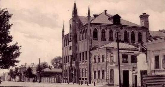 Облик здания вполне готический - массивный и устремленный в небеса