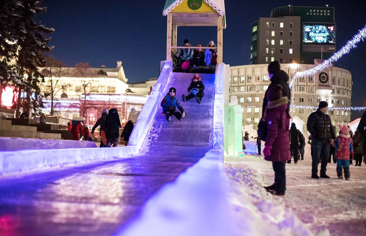 Горка на площади революции в Москве