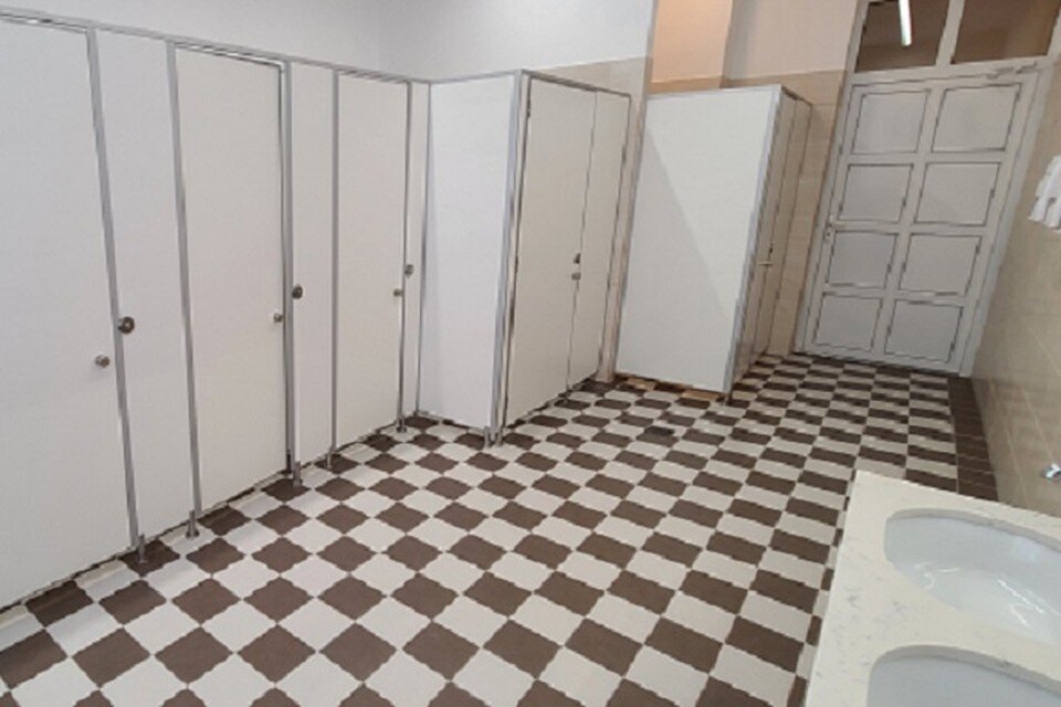     Руководство школы уверяет, что камеры смотрят на раковины и в объективе не видно, что происходит в кабинках. Сергей НАДЕЖДИН