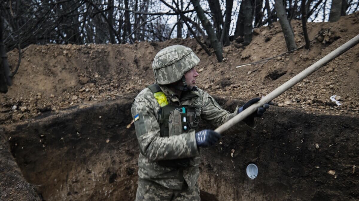    Военнослужащий ВСУ копает траншею© AP Photo / Roman Chop