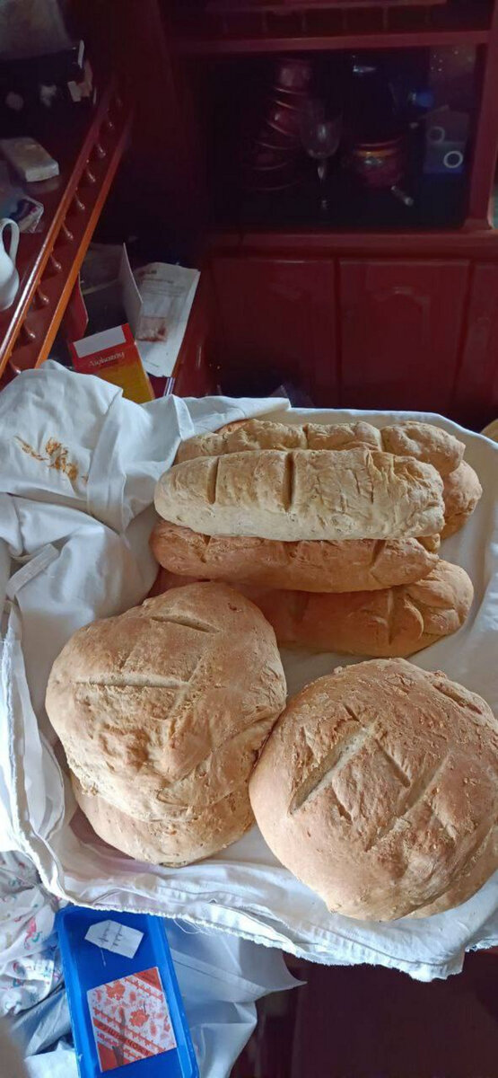    Бойцы сами себе испекли хлеб