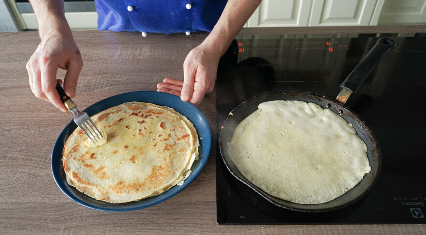 Как смазывать блины сливочным маслом. Как помазать блины маслом. Как смазывать блины.